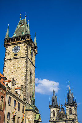 布拉格老城美丽的建筑，古老的市政厅和泰恩教堂都是可见的。