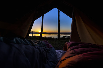 从帐篷看日落