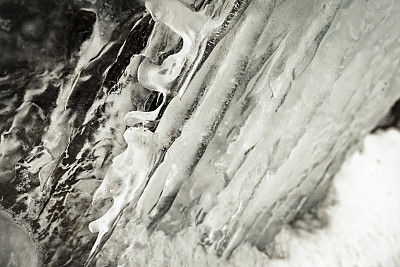 罗弗敦冰中的冰冻瀑布冰柱结构