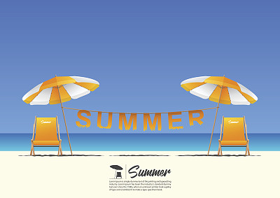 夏天的海滩景观与橙色的海滩椅，橙色的海滩伞和夏季字体挂在晾衣绳上的蓝色梯度天空背景与复制空间为你的文本。