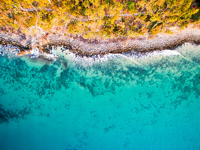 努萨的鸟瞰图在一个晴朗的日子与蓝色的水