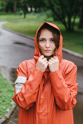 雨中穿着雨衣的女人