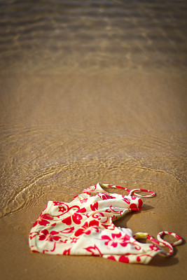 海滩假日:比基尼泳装在水的边缘