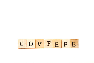 COVFEFE:用木刻字母书写，白色背景