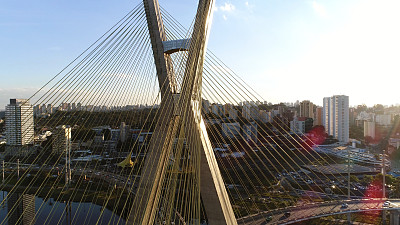 在巴西圣保罗的边际Pinheiros, Estaiada桥和摩天大楼的鸟瞰图