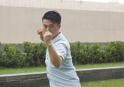 仅男人
