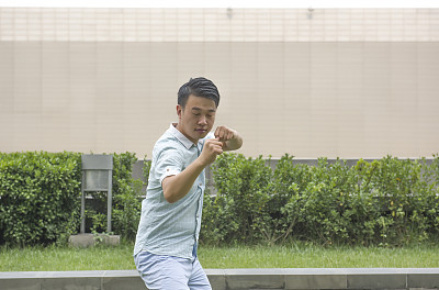 仅男人