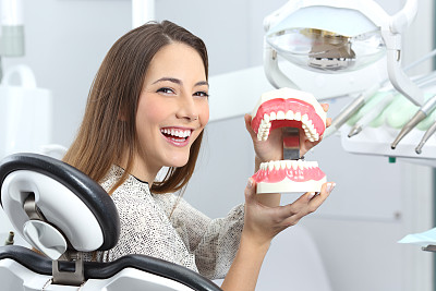 牙医病人微笑着戴着塑料假牙