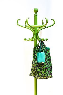 绿色钱包和绿色袋子挂在绿色衣架上