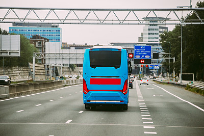 高速公路上的长途汽车