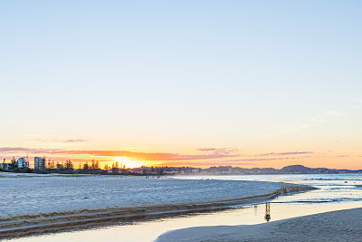 晴朗的天空在日落在黄金海岸澳大利亚