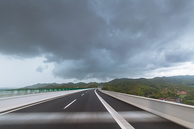 夏季暴雨前的阴天，高速公路模糊了