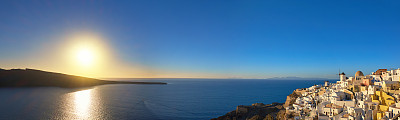 希腊圣托里尼岛伊亚村的日落。