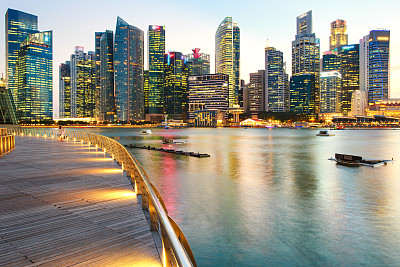 夕阳时分的新加坡，五颜六色的灯光、建筑、商务大楼和金融区。
