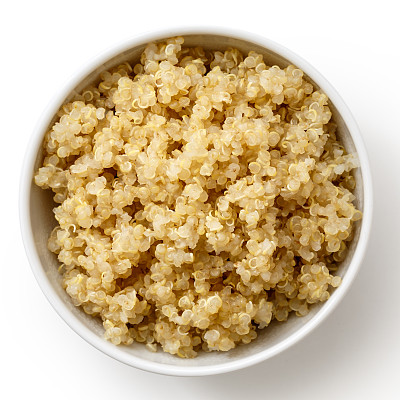 煮熟的藜麦在白色陶瓷碗孤立的白色从上面.