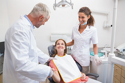 牙医和坐在椅子上的病人握手
