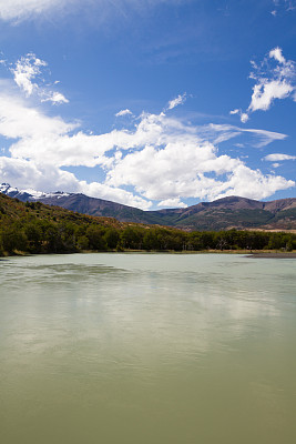 美丽的诺登斯克尔德湖在智利的托雷斯德尔潘恩的茂密森林前面