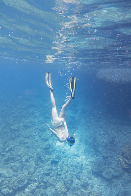在海洋中自由潜水的女人，泰国