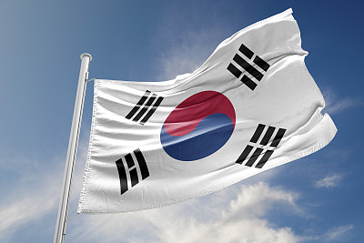 韩国国旗在蓝天下飘扬