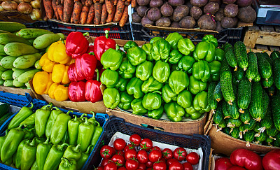 各种新鲜蔬菜。生的有机蔬菜。农贸市场。蔬菜站