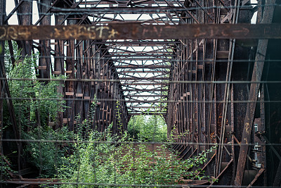 废弃的钢桥-生锈的钢梁结构