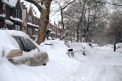 被大雪覆盖的汽车:2006年的暴风雪——纽约布鲁克林