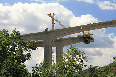 桥正在建设中