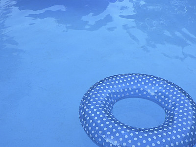 游泳池的蓝色内胎
