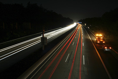 夜晚高速公路上的生活