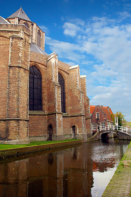 运河边的教堂