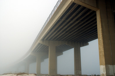 桥成雾