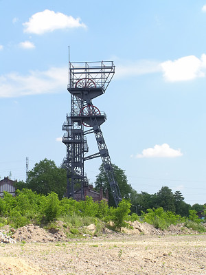 蓝天背景下的煤矿升降机塔