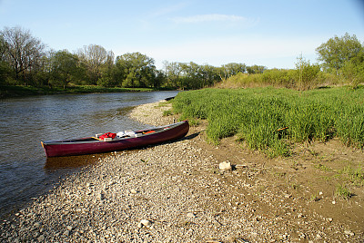 大河上的独木舟