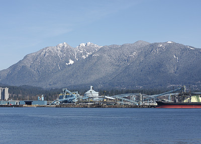 加拿大温哥华的北岸山脉和Burrard进口工业