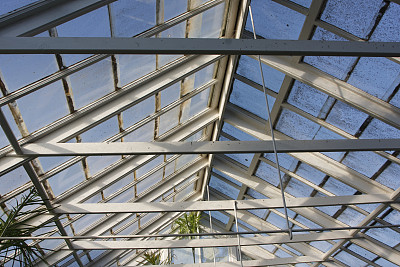 木框架和玻璃天花板