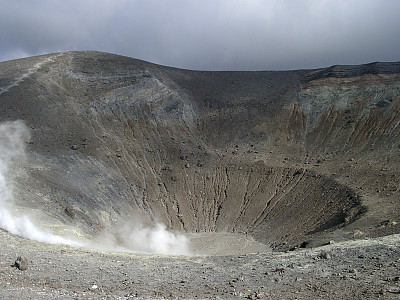 热气腾腾的火山口，意大利西西里岛