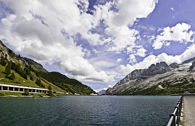 高山Fedaia湖景观，夏季白云岩