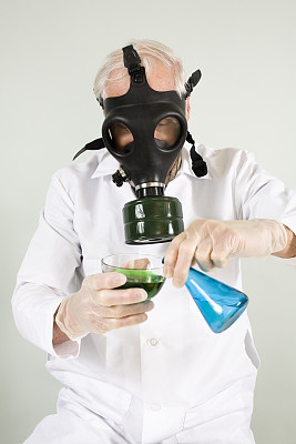 研究实验室里戴着防毒面具的人