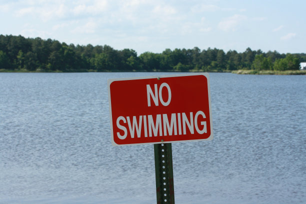 标识牌禁止游泳