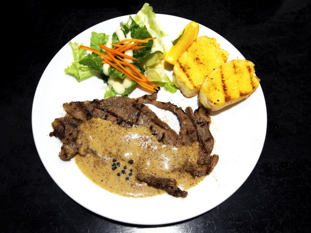 格子烤肉,牛排,沙拉