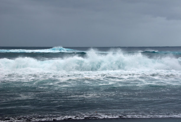 海浪拍打