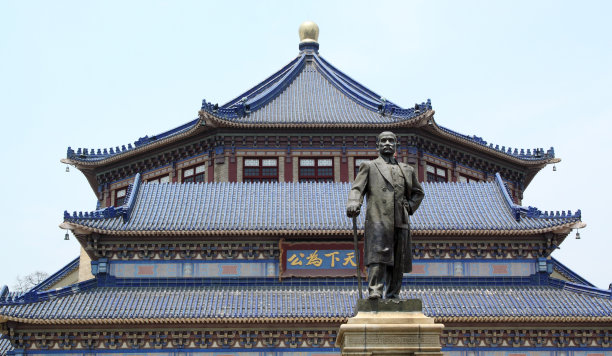 statue
