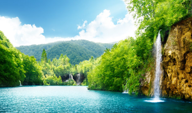 蓝天森林湖水