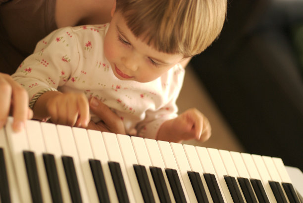 年轻女子玩键盘