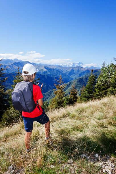 手持手机拍摄山间风景