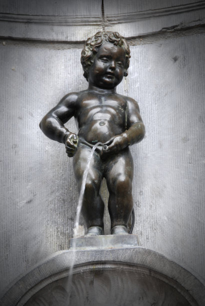 撒尿儿童雕塑