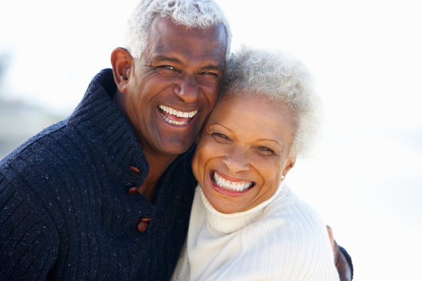 微笑的老年夫妇拥抱在户外