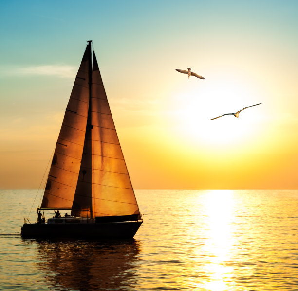 夕阳的帆船