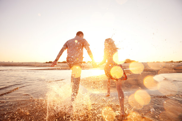 海滩上幸福的年轻夫妇
