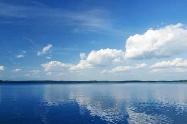 蓝天白云下的湖光山色